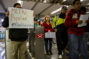 La Central de Estudiantes Universitarios de la UNAM, realizaron una protesta en la estación del metro Bellas Artes contra el alza a la gasolina y en defensa de la educación, donde dejaron pasar a la gente gratuitamente al metro durante aproximadamente una hora. 14 de Enero de 2017. La Jornada/ Jair Cabrera