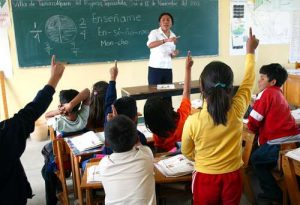 ▲ Los estudiantes de primaria que sólo se dedican a estudiar logran puntajes promedio de 526 en lenguaje, muy arriba de los 480 que reportan quienes trabajan al menos tres horas.